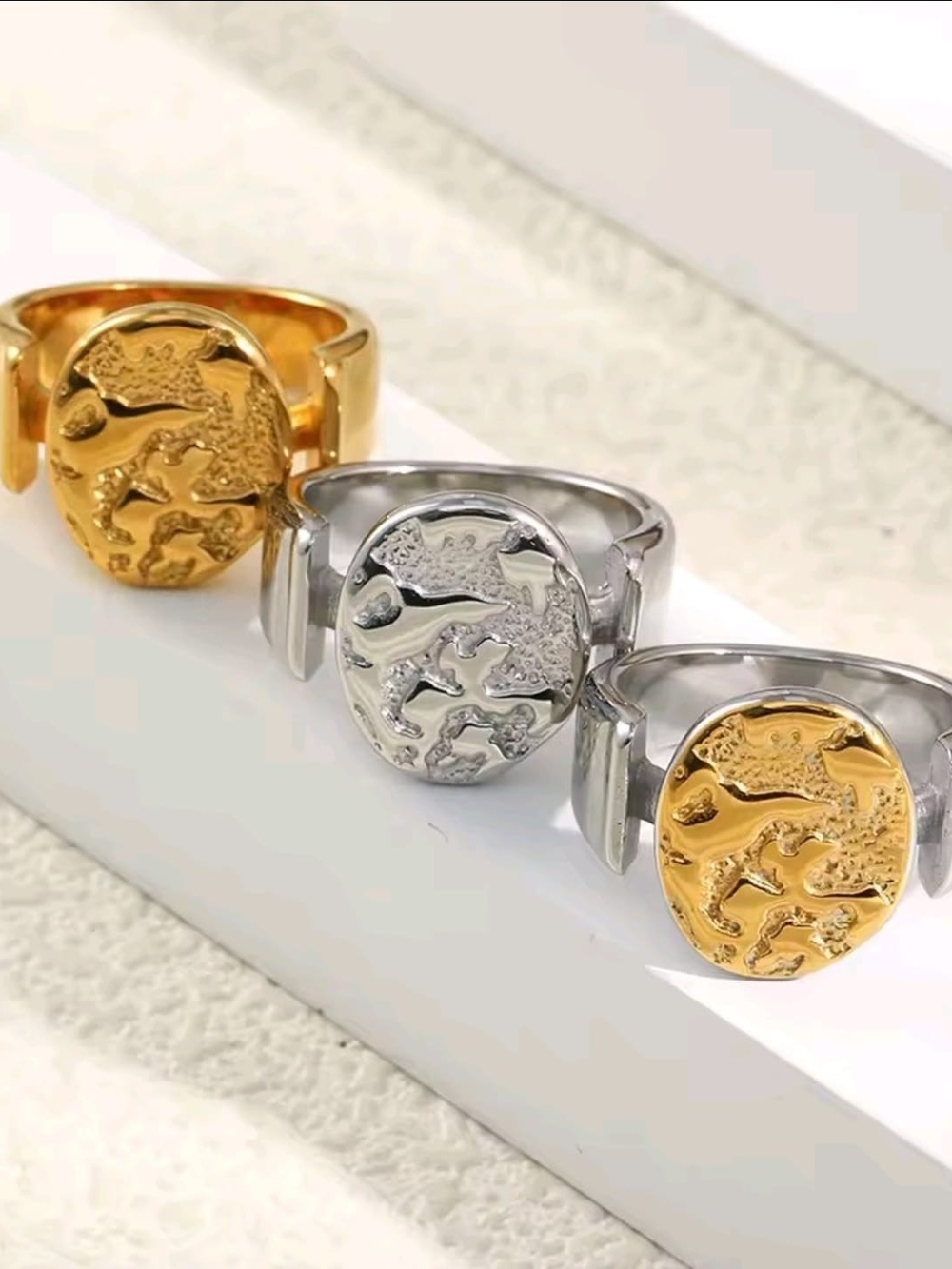 18K Gold-Plated Women's Lion Motif Ring - Elegant Gold- Silver Statement Band - Picture 3 of 7